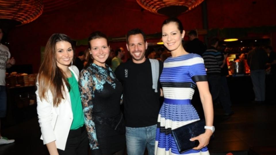 Hvězdná sestava: modelky Jana Doleželová (vpravo), Lucie Smatanová, Eva Čerešňáková a šéfkuchař restaurace SaSaZu Shahaf Shabtay